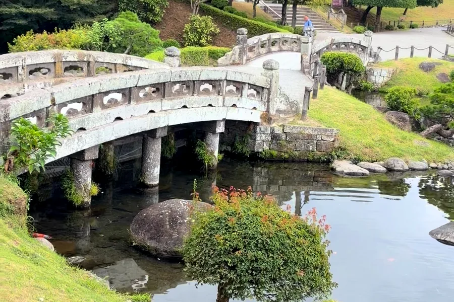 水前寺成趣園的池塘與石橋