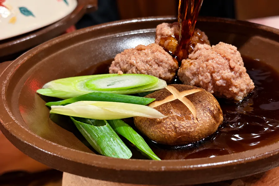 砂鍋雞肉丸與香菇佐濃郁高湯
